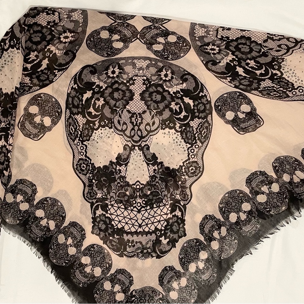 BEAUTIFUL Boutique Skull print Faux jeweled wrap!!!  Large, square